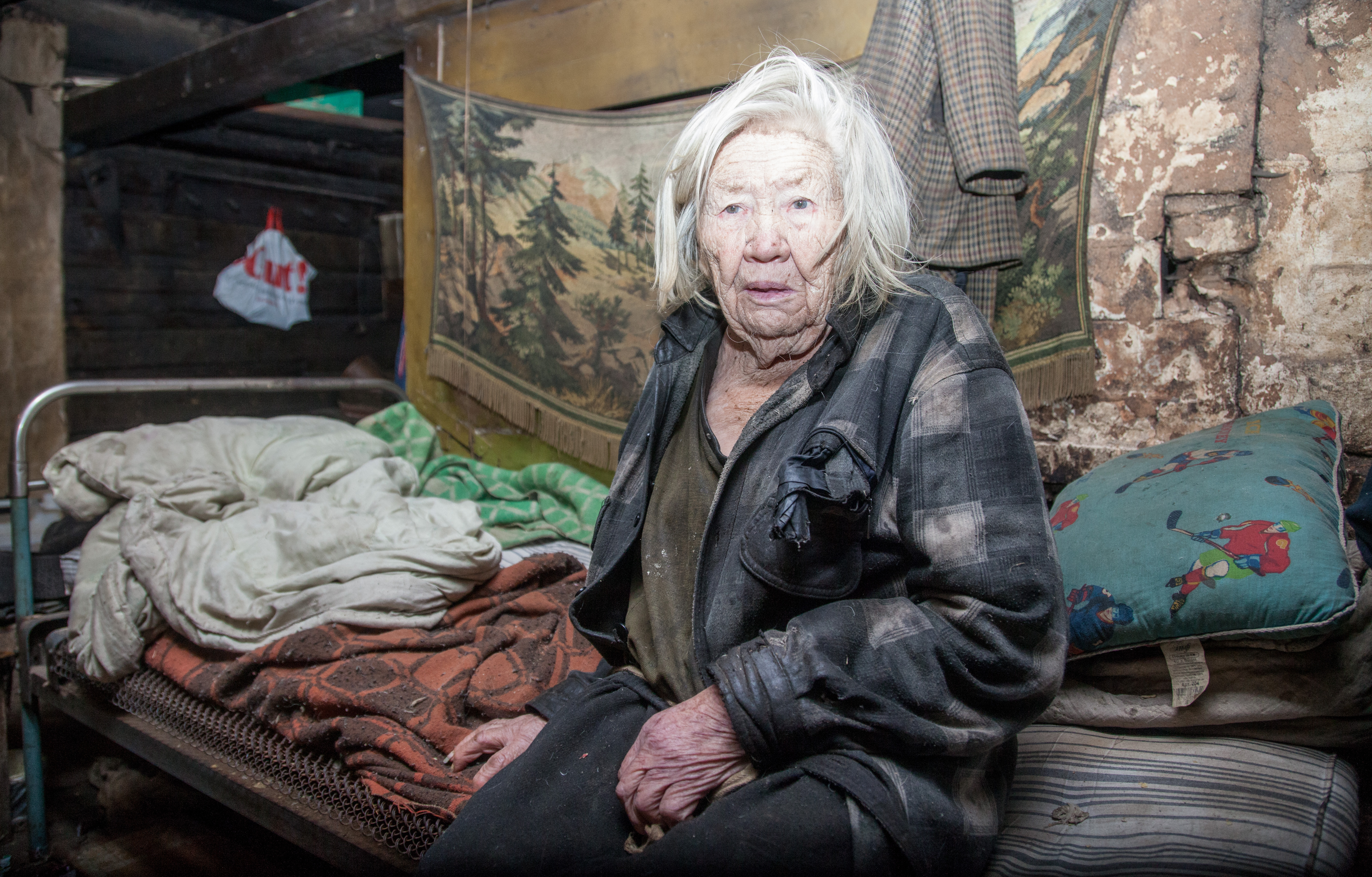 Она не переживет зиму». В Прикамье 88-летняя ветеран труда голодает и  замерзает в разрушенном доме - KP.RU