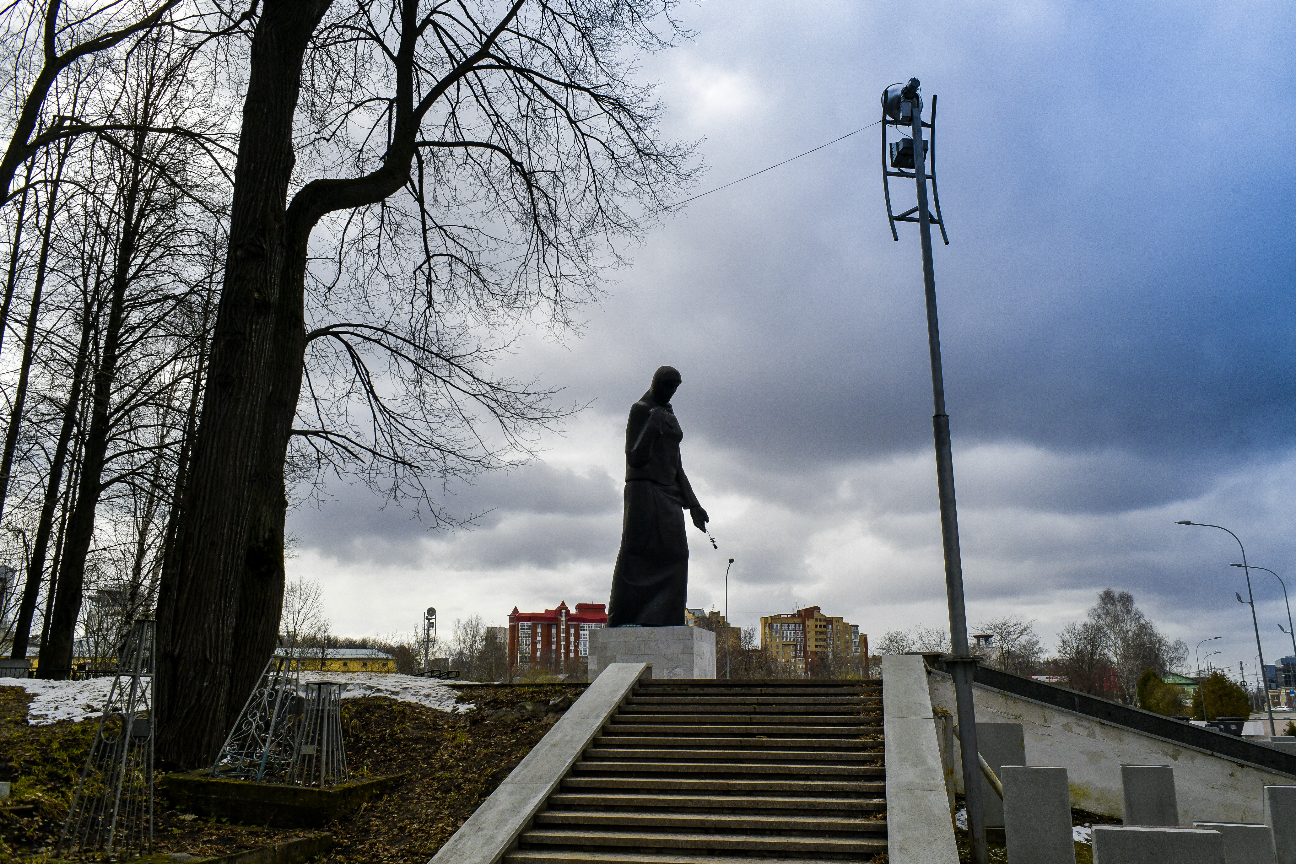 Мемориалы и памятники краевого центра «помолодеют» ко Дню Победы - KP.RU